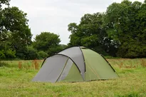 Namiot turystyczny 3-osobowy Coleman Hayden 3 dzięki swojej budowie poradzi sobie w różnych warunkach