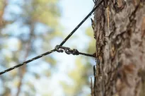 6 punktów mocowania odciągów zapewnia błyskawiczne rozwieszenie plandeki.