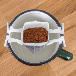 Dipper składający się ze zmielonej kawy i fltra.