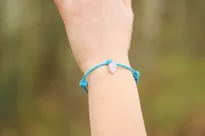 SZYSZKA Bransoletka turystyczna ze srebrną zawieszką na sznurku - różne kolory - 5