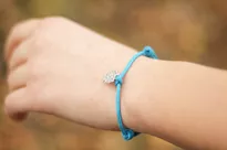 SZYSZKA Bransoletka turystyczna ze srebrną zawieszką na sznurku - różne kolory - 4