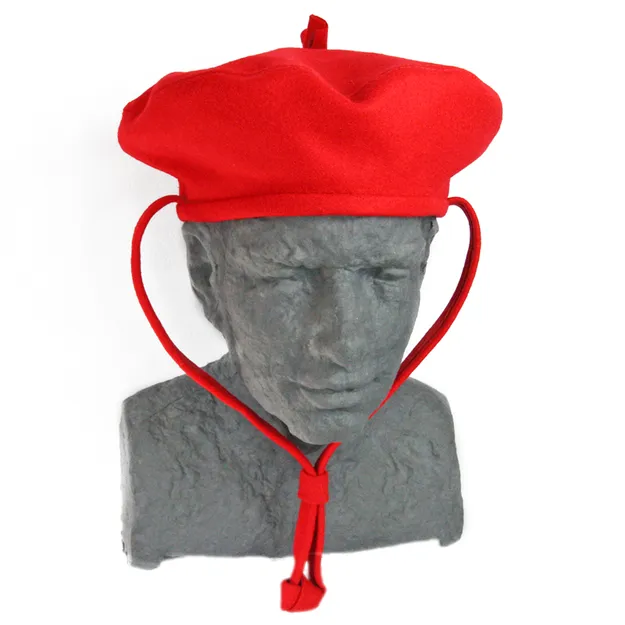 Czerwony beret zuchowy