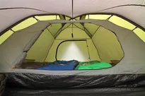 Namiot turystyczny 4-osobowy Coleman Hayden 4 posiada dużo miejsca w środku sypialni