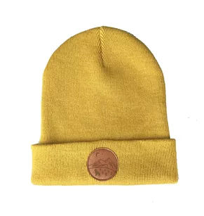 Czapka zimowa ze skórką / skórzaną naszywką Góry i Wilk - żółta