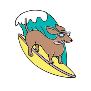Pin metalowy - Jamnik surfer - PINSTORY