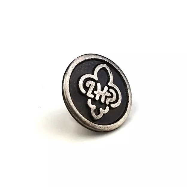 Metalowy znaczek z logo ZHP na zatrzask