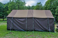 Namiot jest idealnym rozwiązaniem na obozy i biwaki.