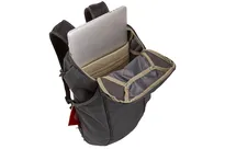 Mały plecak jest wyposażony w kieszeń na laptopa (max 15 cali)