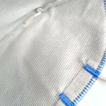 Wnętrze maseczki na twarz wykonane jest z flizeliny medycznej