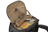 Zewnętrzna kieszeń w plecaku Thule Landmark 40 ma przegródki na portfel, telefon i specjalny haczyk na klucze