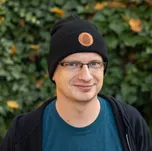 Beanie z okrągłą skórzaną naszywką z szyszką