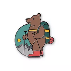 Pin metalowy - Miś podróżnik górski - PINSTORY