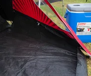 Namiot turystyczny Colman Blackout 4 posiada  wygodny duży przedsionek z podłogą