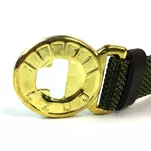 Na klamrze paska widnieje zuchowe pozdrowienie 