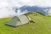 Nieduży i lekki będzie idealny na trekkingowej trasie.