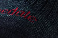 Unikalne połączenie wełny merynosowej z syntetycznymi włóknami Coolmax jest przyjemne dla skóry i dobrze radzi sobie z odprowadzaniem wilgoci.