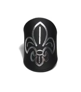 Suwak / pierścień harcerski czarny duży z lilijką wypalaną srebrną