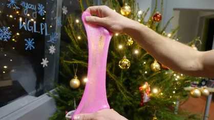 Pomysł na świąteczną majsterkę zuchową – jak zrobić glutki slime?