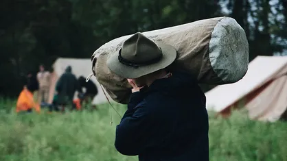 Jak się pisze słowo "harcerz"? Przez samo h, czy ch?