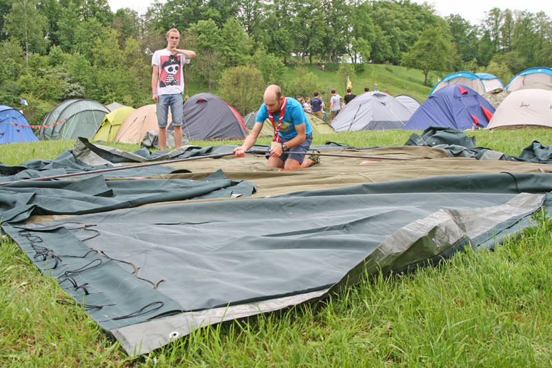 Rozkładanie namiotu wojskowego harcerskiego dziesiątka dycha