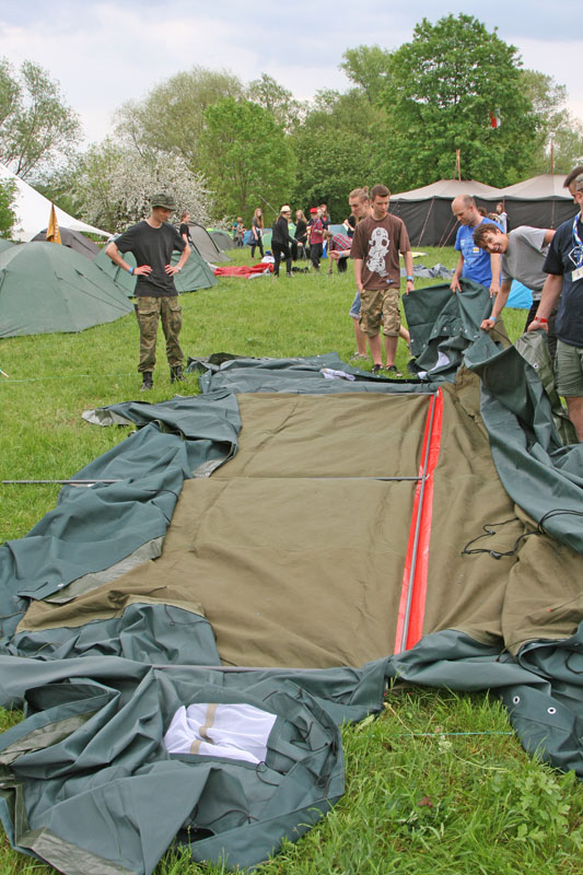 Rozkładanie namiotu wojskowego harcerskiego dziesiątka dycha