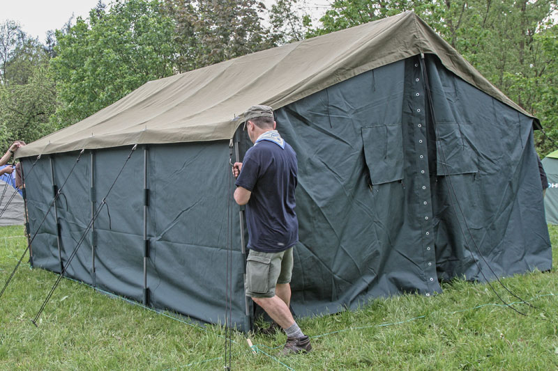 Rozkładanie namiotu wojskowego harcerskiego dziesiątka dycha